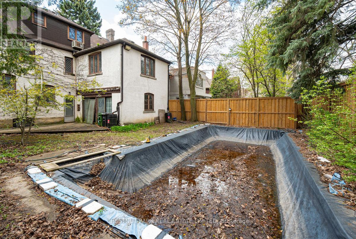 4 Elderwood Drive, Toronto, Ontario  M5P 1W5 - Photo 23 - C12128310