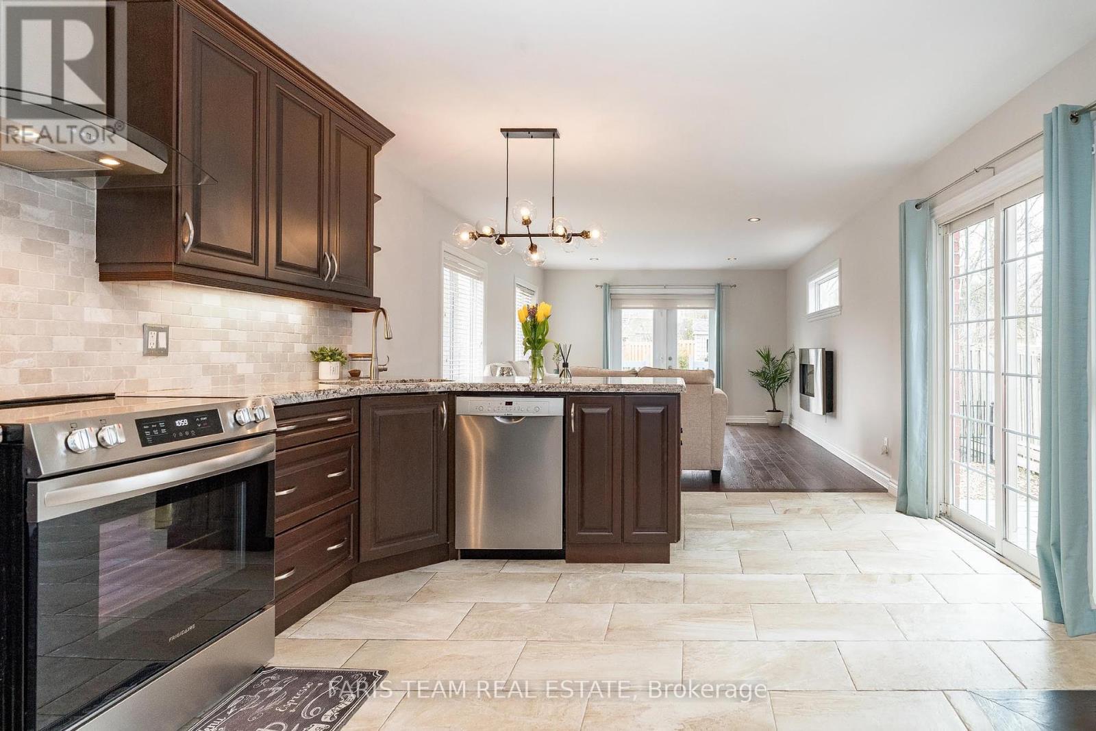 21 Summerhill Road, East Gwillimbury (Holland Landing), Ontario  L9N 1C9 - Photo 4 - N12128405