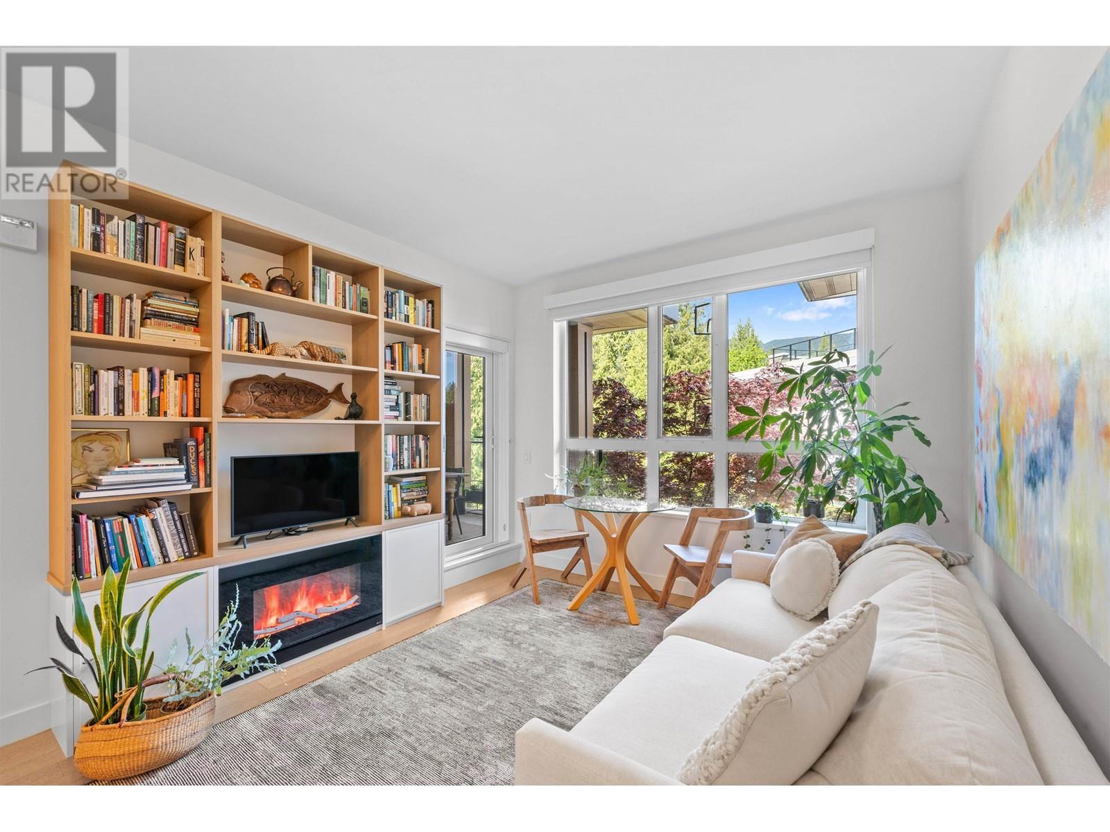 321 3220 CONNAUGHT CRESCENT, North Vancouver, British Columbia