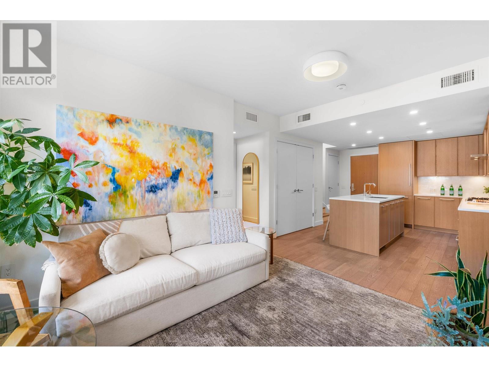 321 3220 Connaught Crescent, North Vancouver, British Columbia  V7R 0A5 - Photo 2 - R2999066