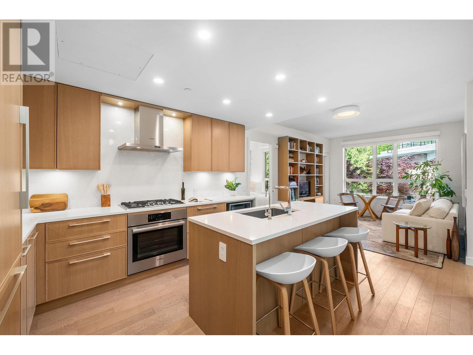 321 3220 Connaught Crescent, North Vancouver, British Columbia  V7R 0A5 - Photo 3 - R2999066