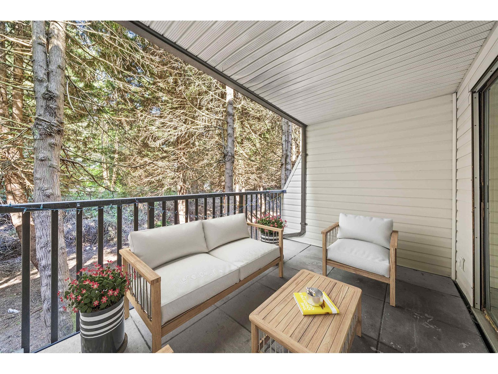 110 15238 100 Avenue, Surrey, British Columbia  V3R 7T9 - Photo 3 - R2999092