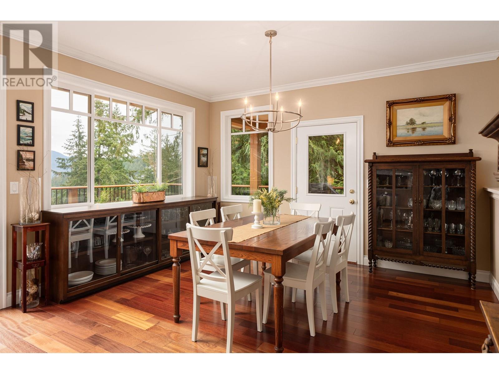 Property at 947 VILLAGE DRIVE image 5