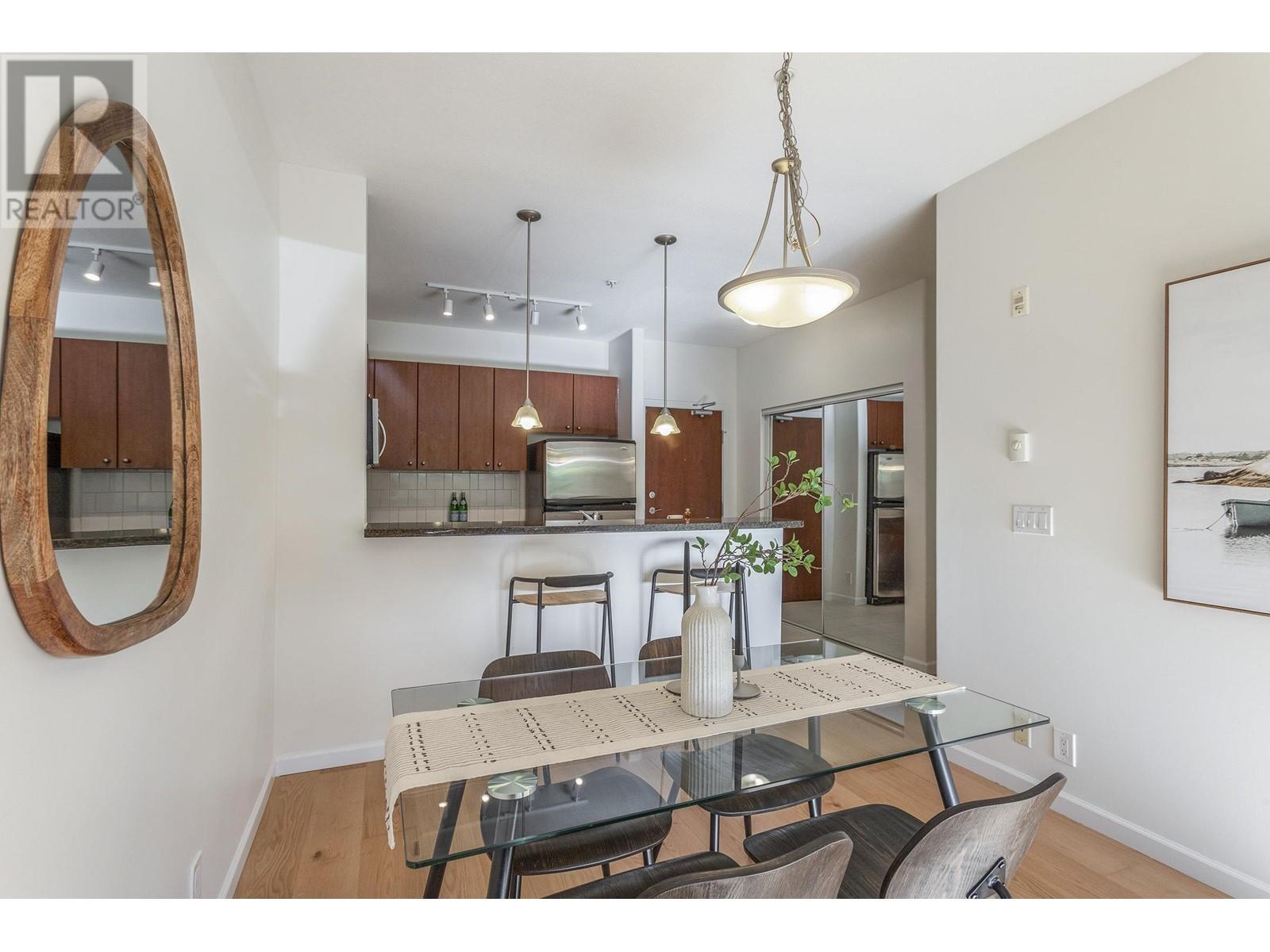 205 14 E Royal Avenue, New Westminster, British Columbia  V3L 5W5 - Photo 2 - R2996547