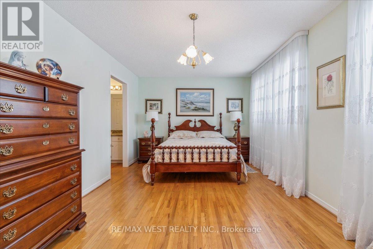 1343 Dexter Crescent W, Mississauga (Mineola), Ontario  L5G 4R9 - Photo 10 - W12128121
