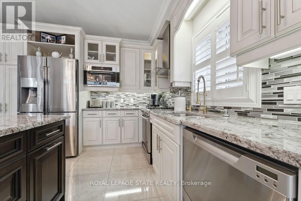 88 Chartwell Circle, Hamilton, Ontario  L9A 0C4 - Photo 11 - X12128216