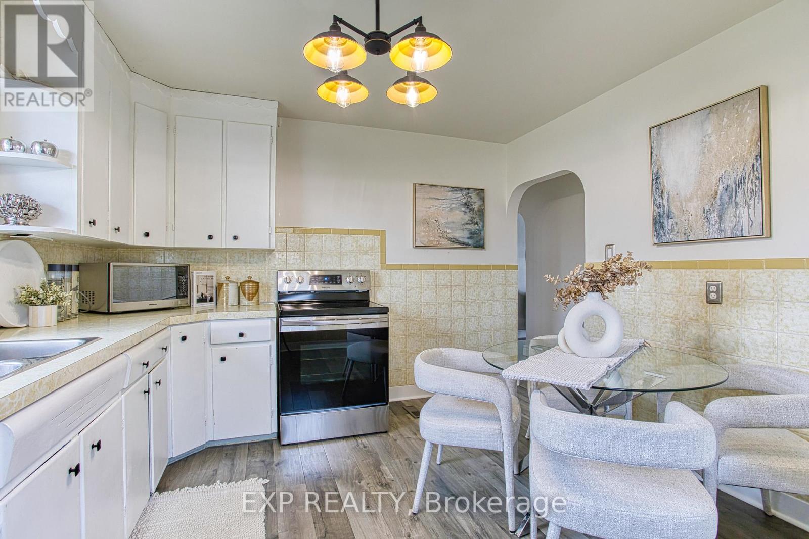 86 Richmond Street, Thorold, Ontario  L2V 3H1 - Photo 14 - X12128277