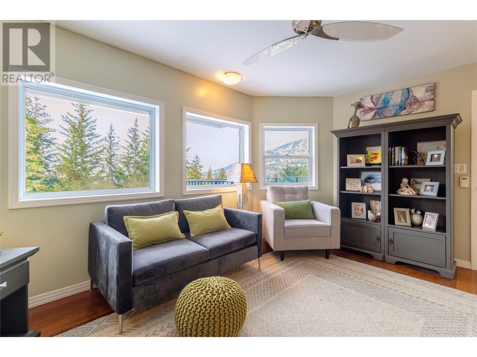 Property at 2273 Lakeview Drive image 2