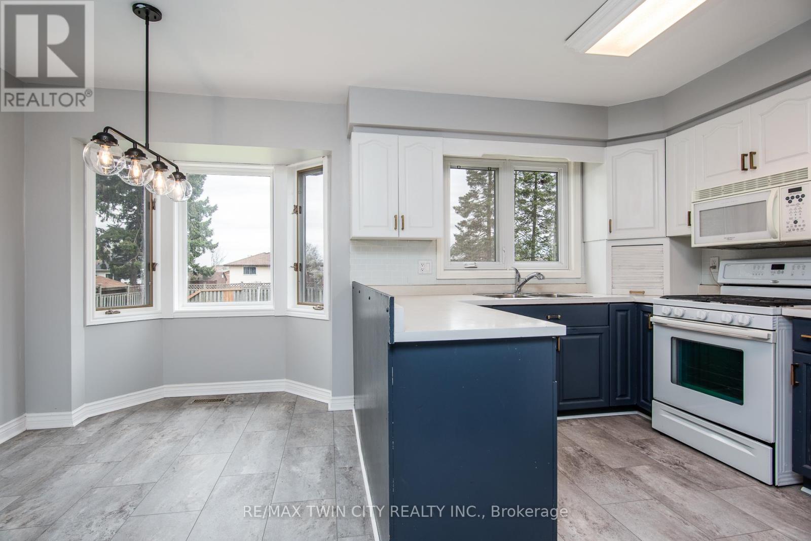 12 Sunrise Drive, Kitchener, Ontario  N2B 3B4 - Photo 14 - X12125835
