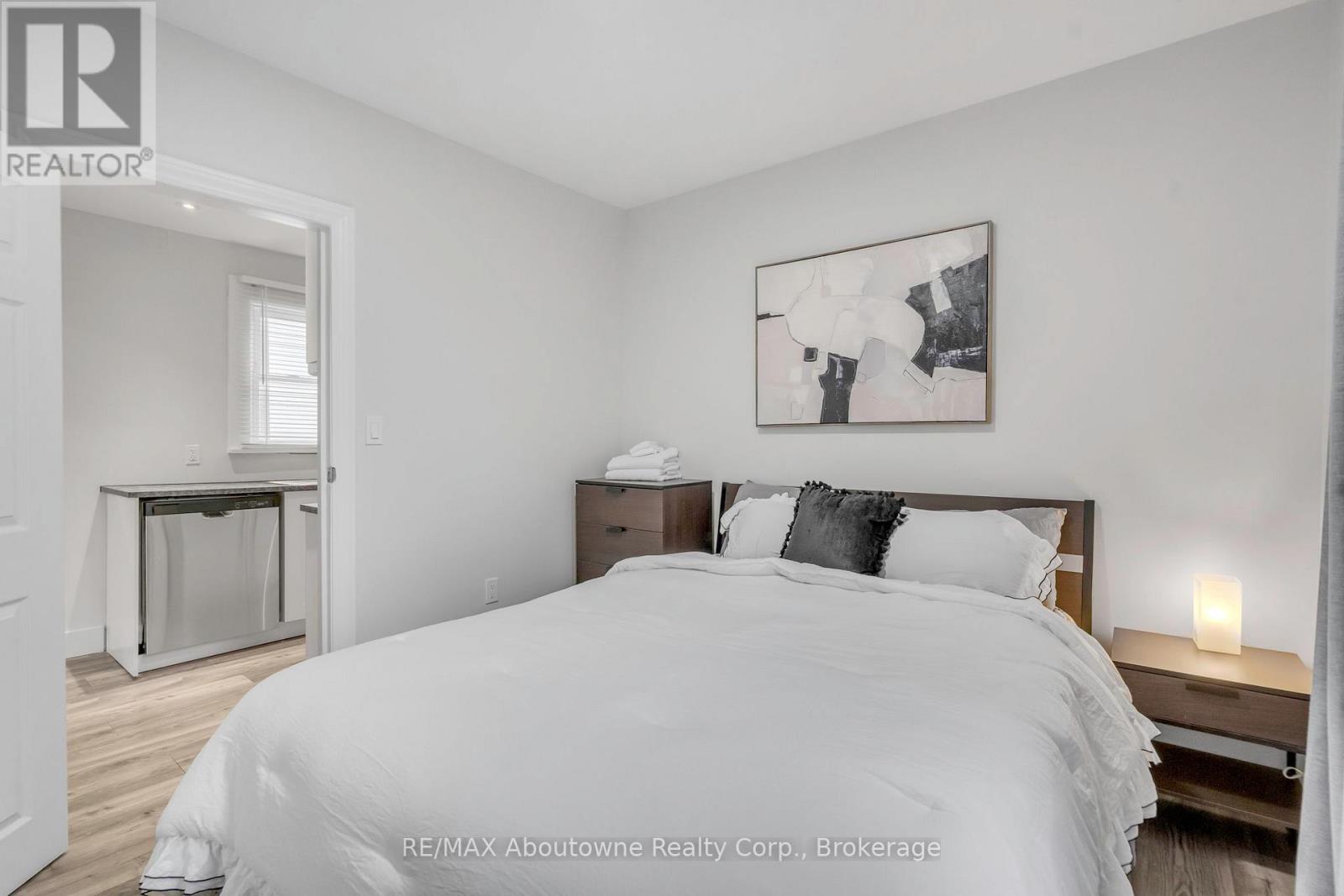 5111 Kitchener Street, Niagara Falls, Ontario  L2G 1B1 - Photo 11 - X12128609