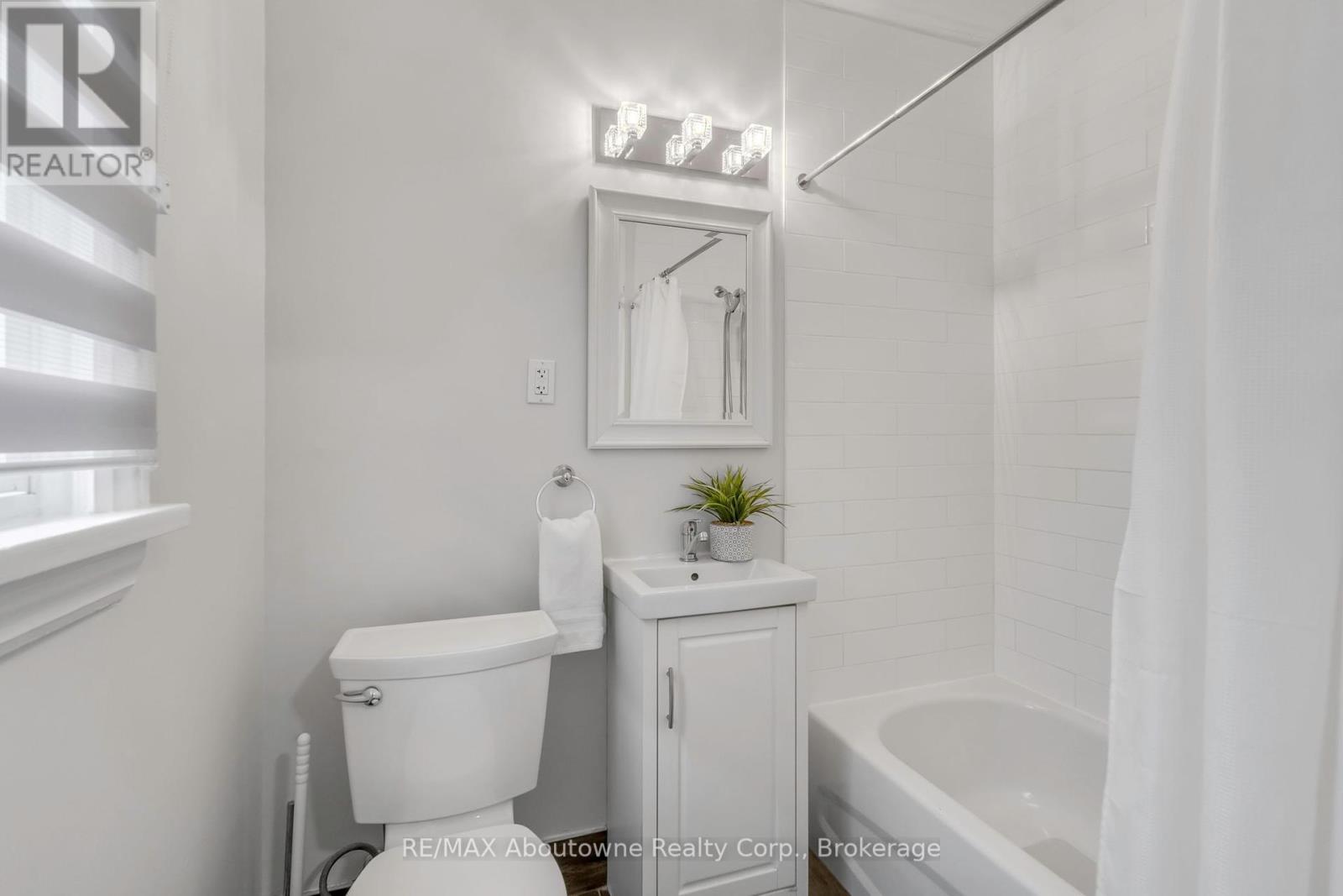 5111 Kitchener Street, Niagara Falls, Ontario  L2G 1B1 - Photo 13 - X12128609