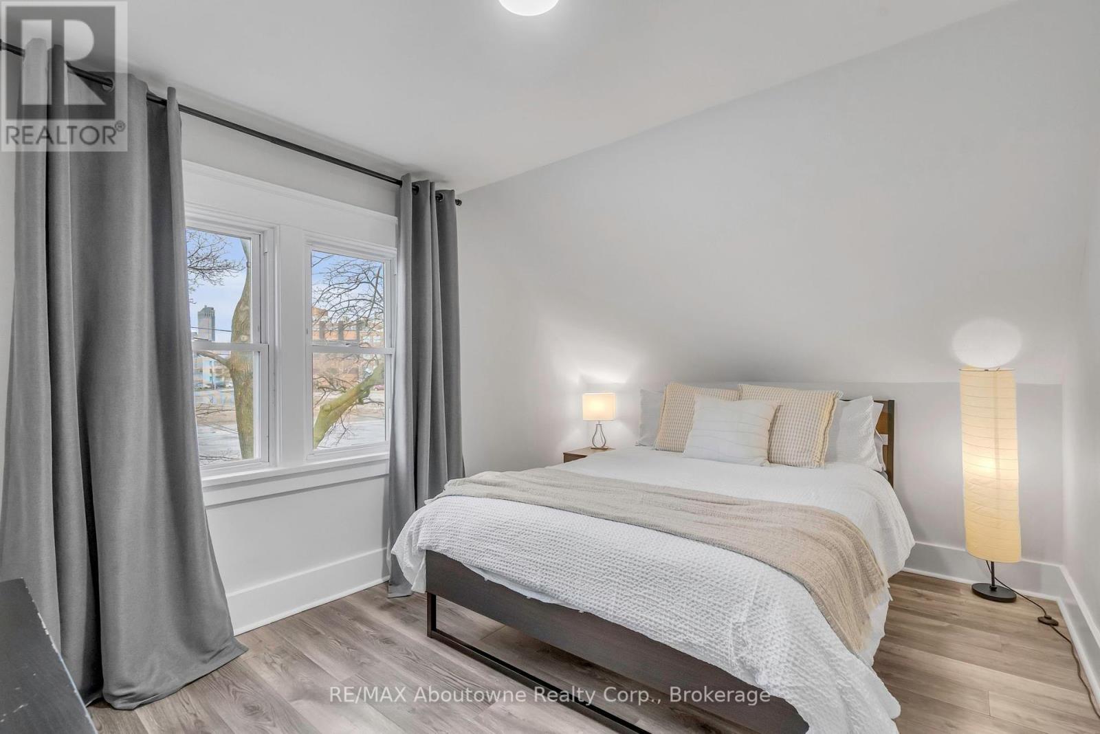 5111 Kitchener Street, Niagara Falls, Ontario  L2G 1B1 - Photo 14 - X12128609