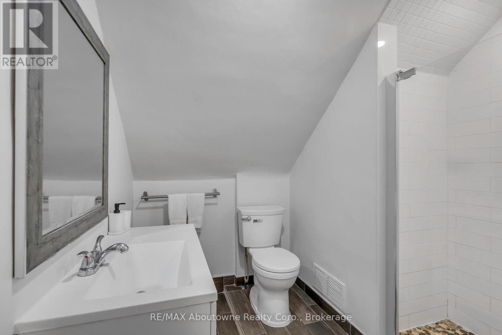 5111 Kitchener Street, Niagara Falls, Ontario  L2G 1B1 - Photo 16 - X12128609