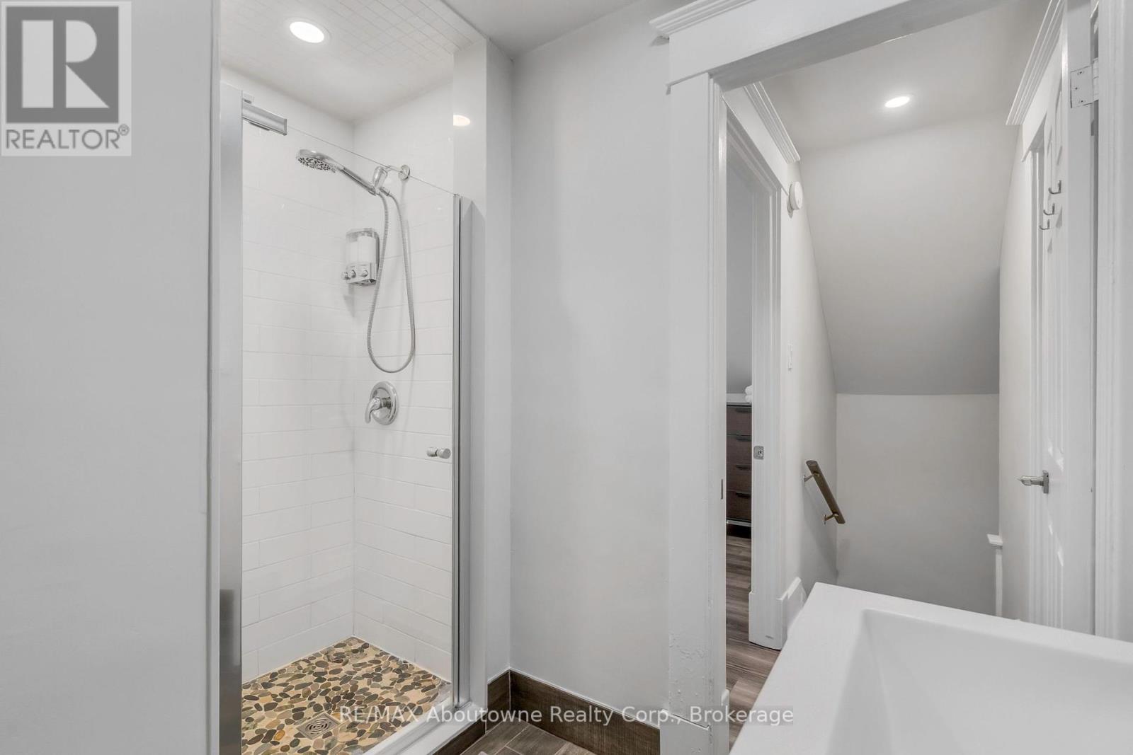 5111 Kitchener Street, Niagara Falls, Ontario  L2G 1B1 - Photo 17 - X12128609