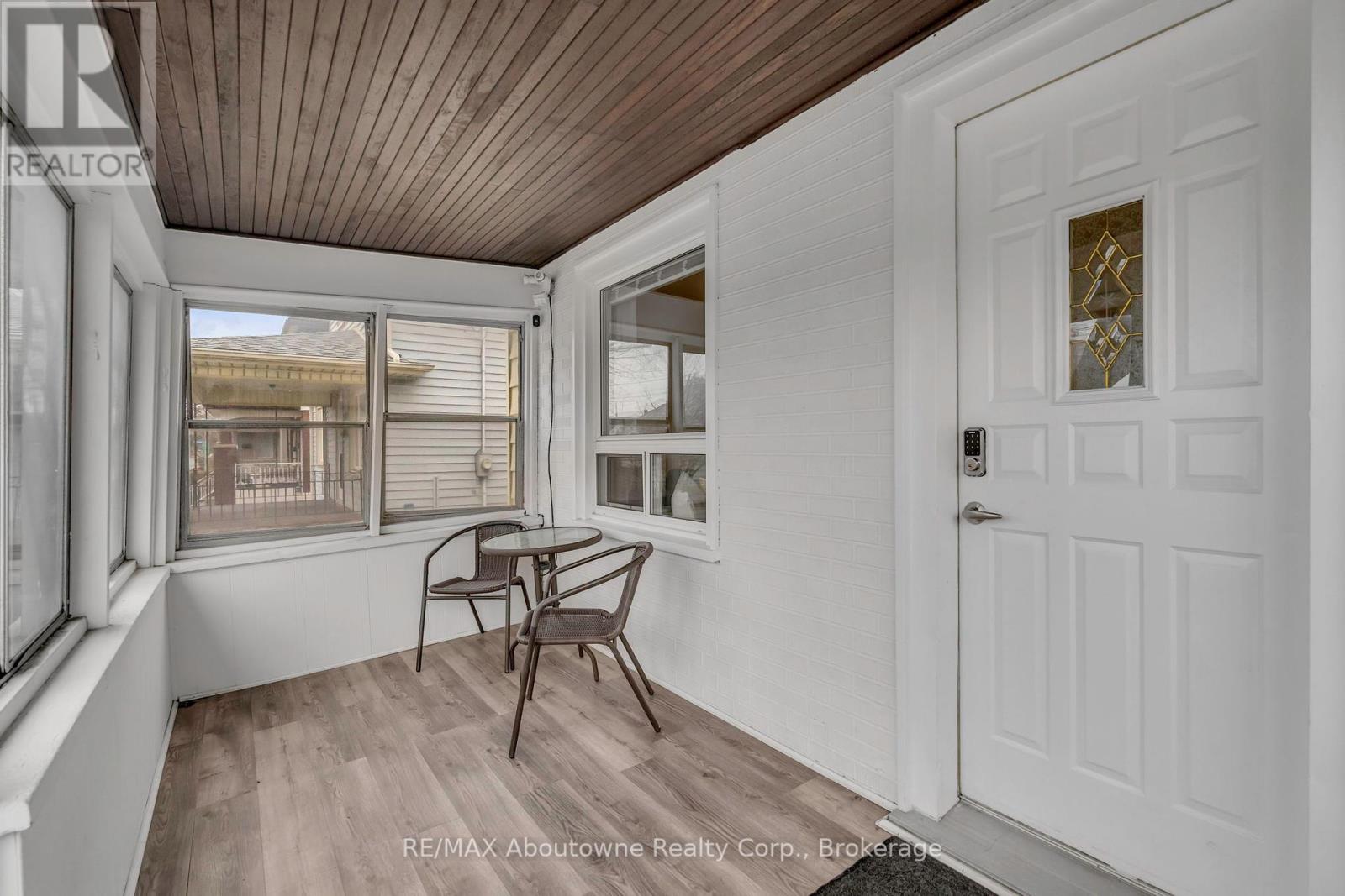 5111 Kitchener Street, Niagara Falls, Ontario  L2G 1B1 - Photo 2 - X12128609