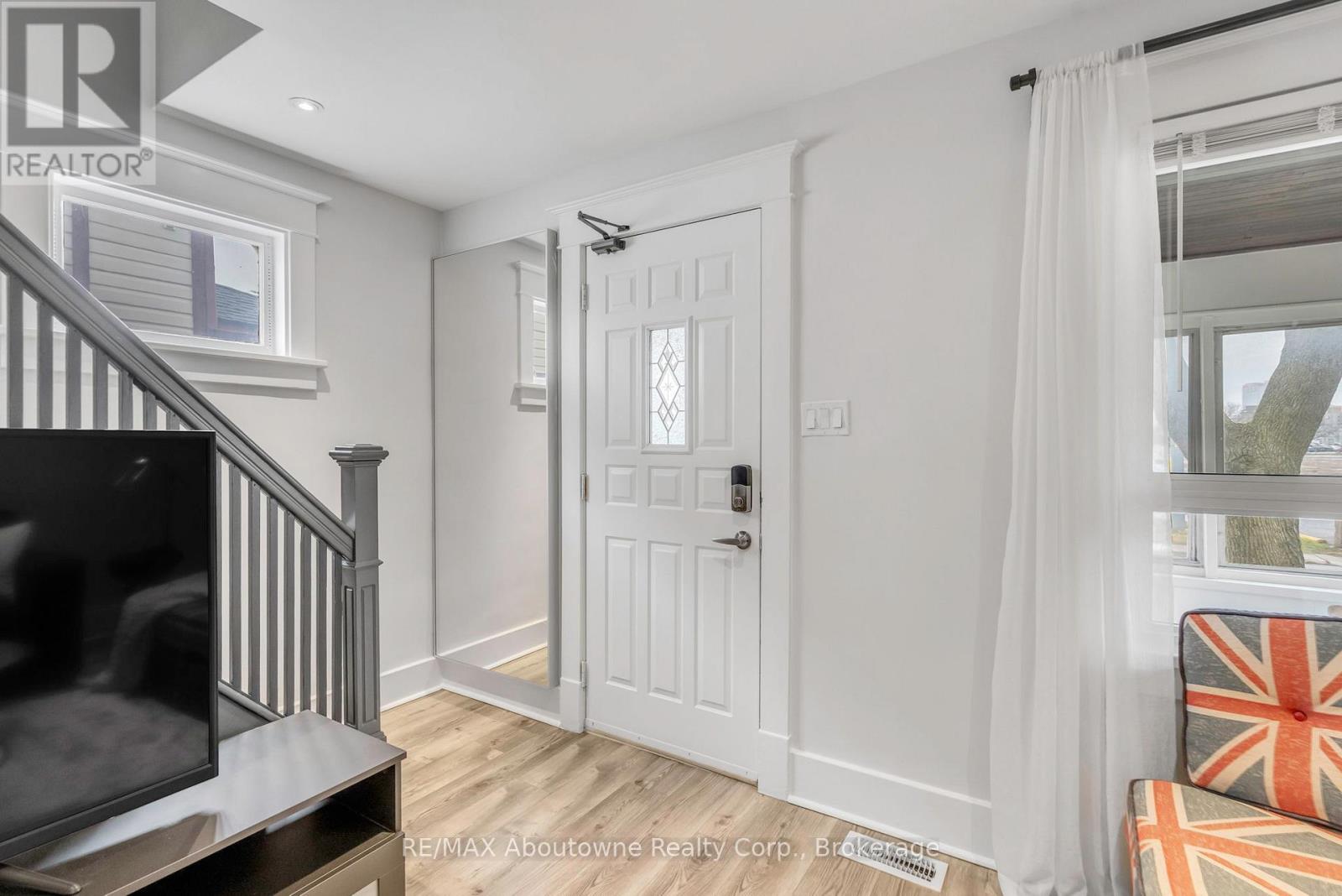 5111 Kitchener Street, Niagara Falls, Ontario  L2G 1B1 - Photo 3 - X12128609