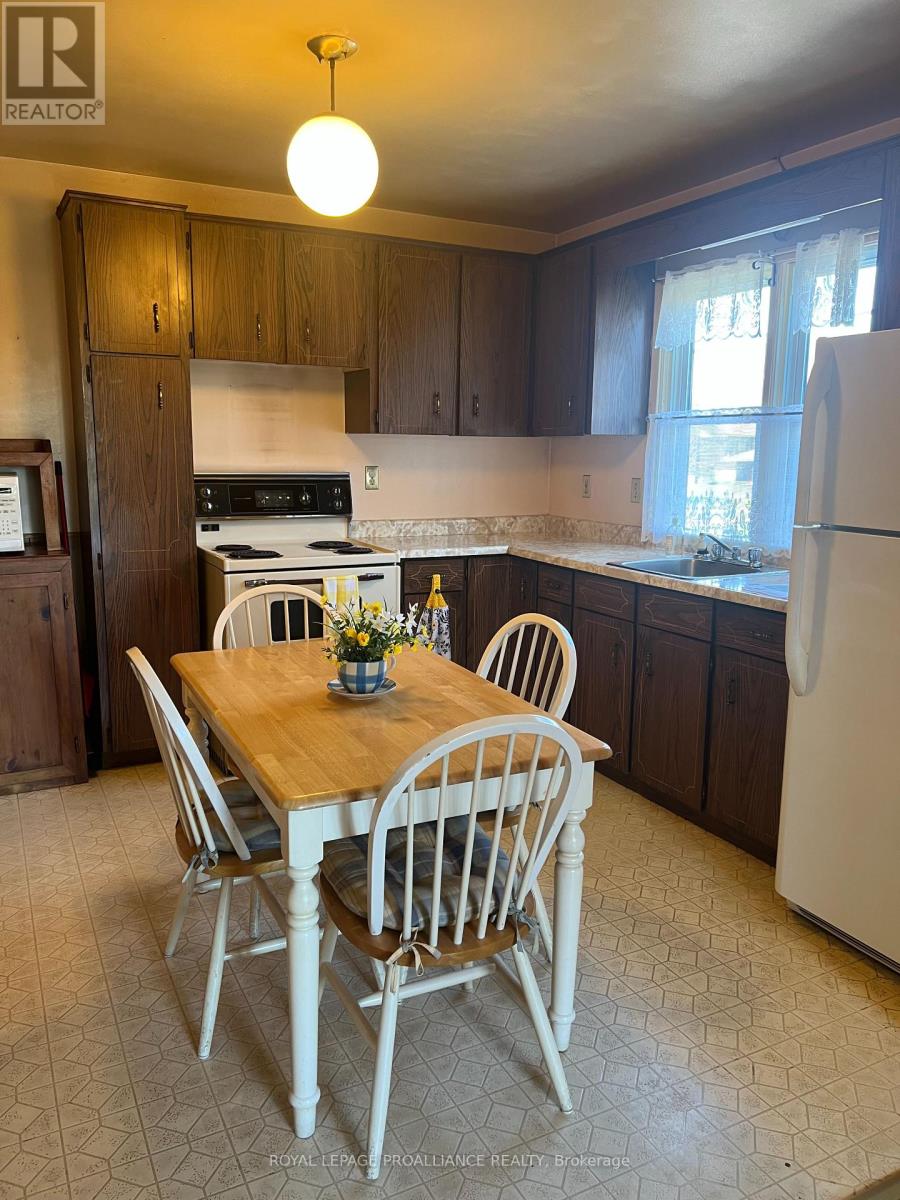 48 Gilbert Street, Belleville, Ontario  K8P 3H2 - Photo 4 - X12116882