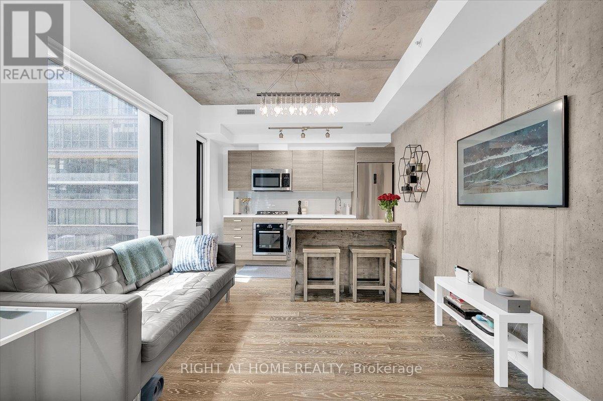 402 - 11 CHARLOTTE STREET, Toronto, Ontario
