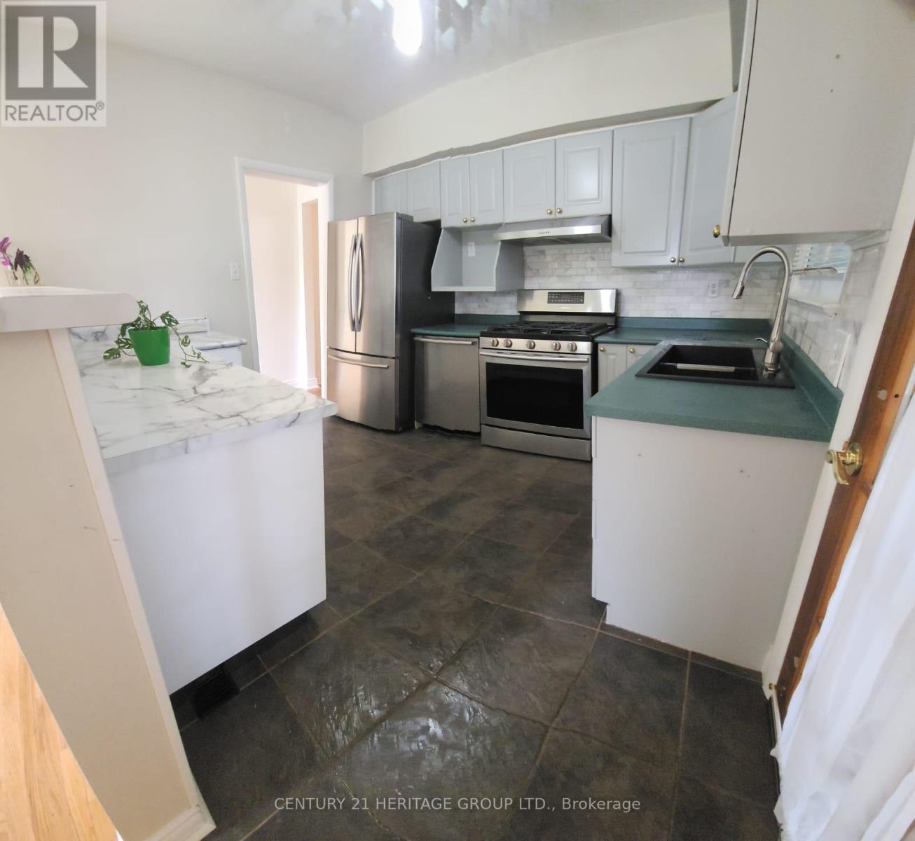 Main Floor - 102 Lundy's Lane, Newmarket, Ontario  L3Y 3R8 - Photo 4 - N12128431