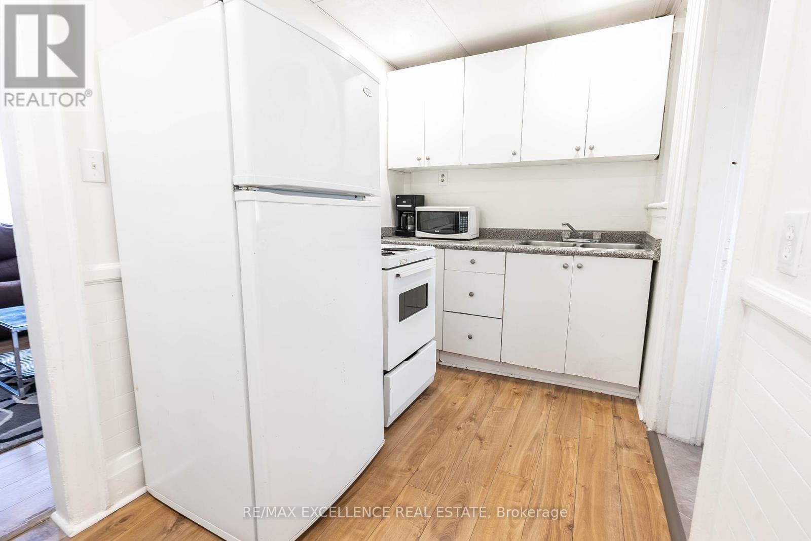 4 Rosemont Avenue, Hamilton, Ontario  L8L 6M4 - Photo 11 - X12128577