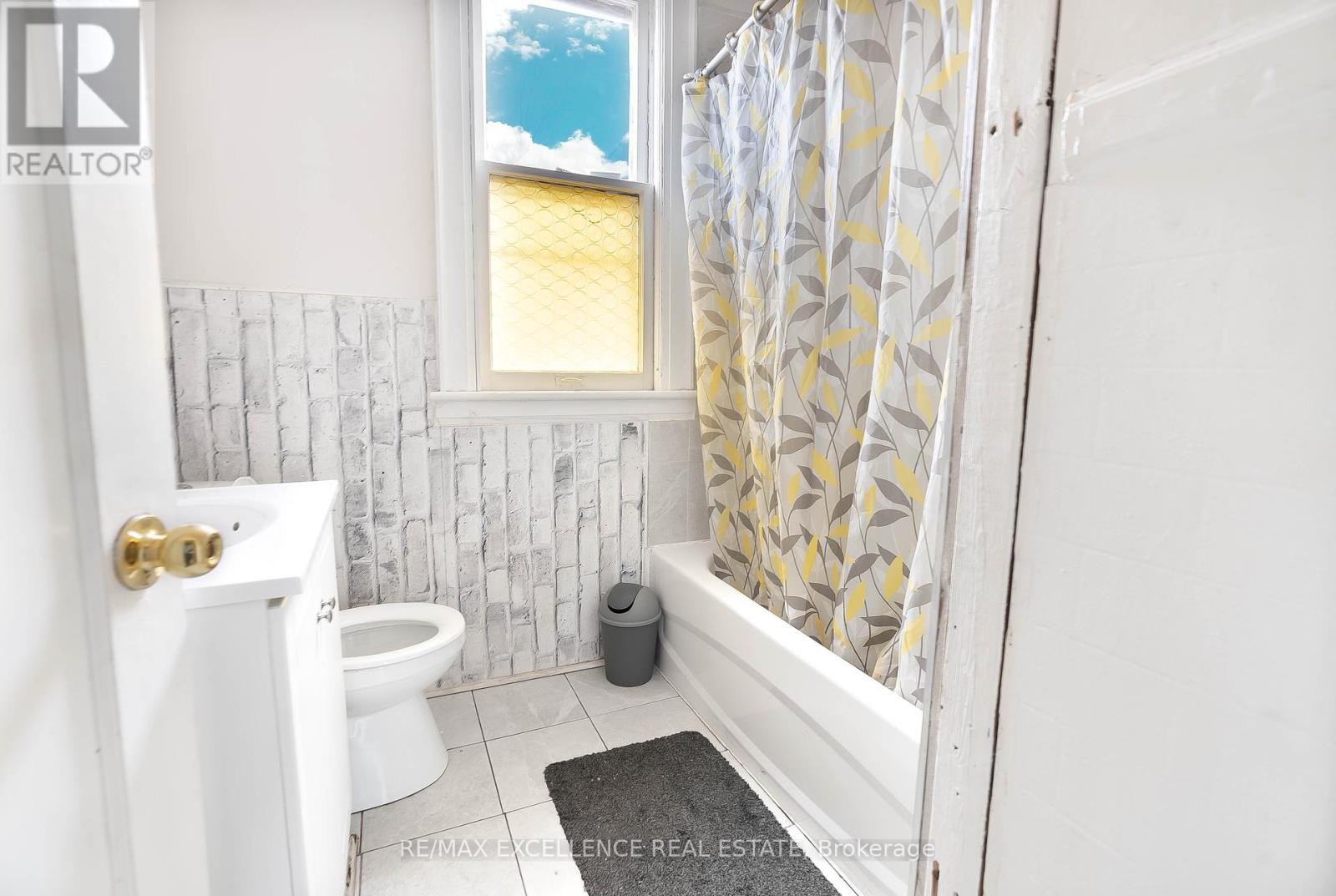 4 Rosemont Avenue, Hamilton, Ontario  L8L 6M4 - Photo 12 - X12128577