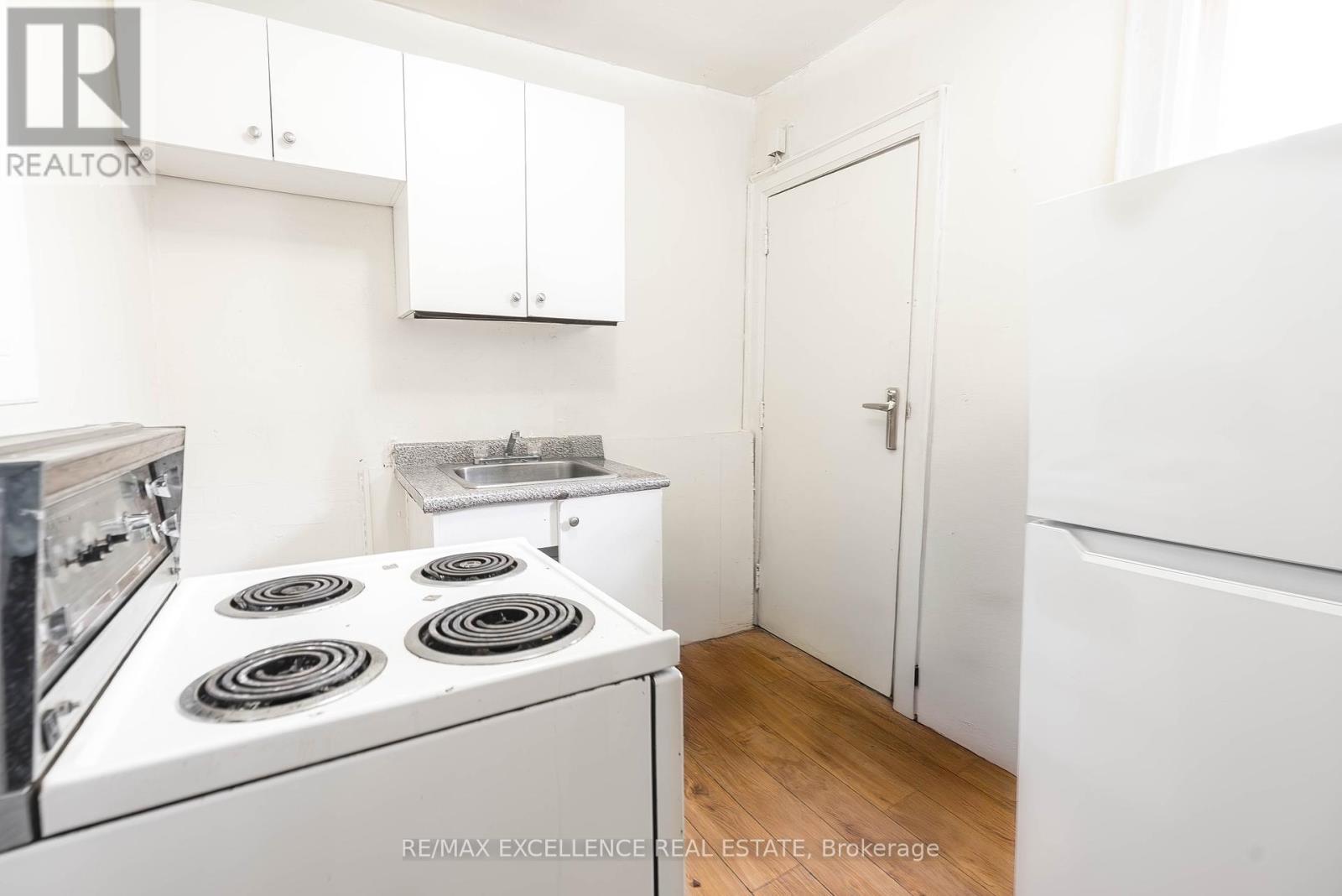 4 Rosemont Avenue, Hamilton, Ontario  L8L 6M4 - Photo 6 - X12128577