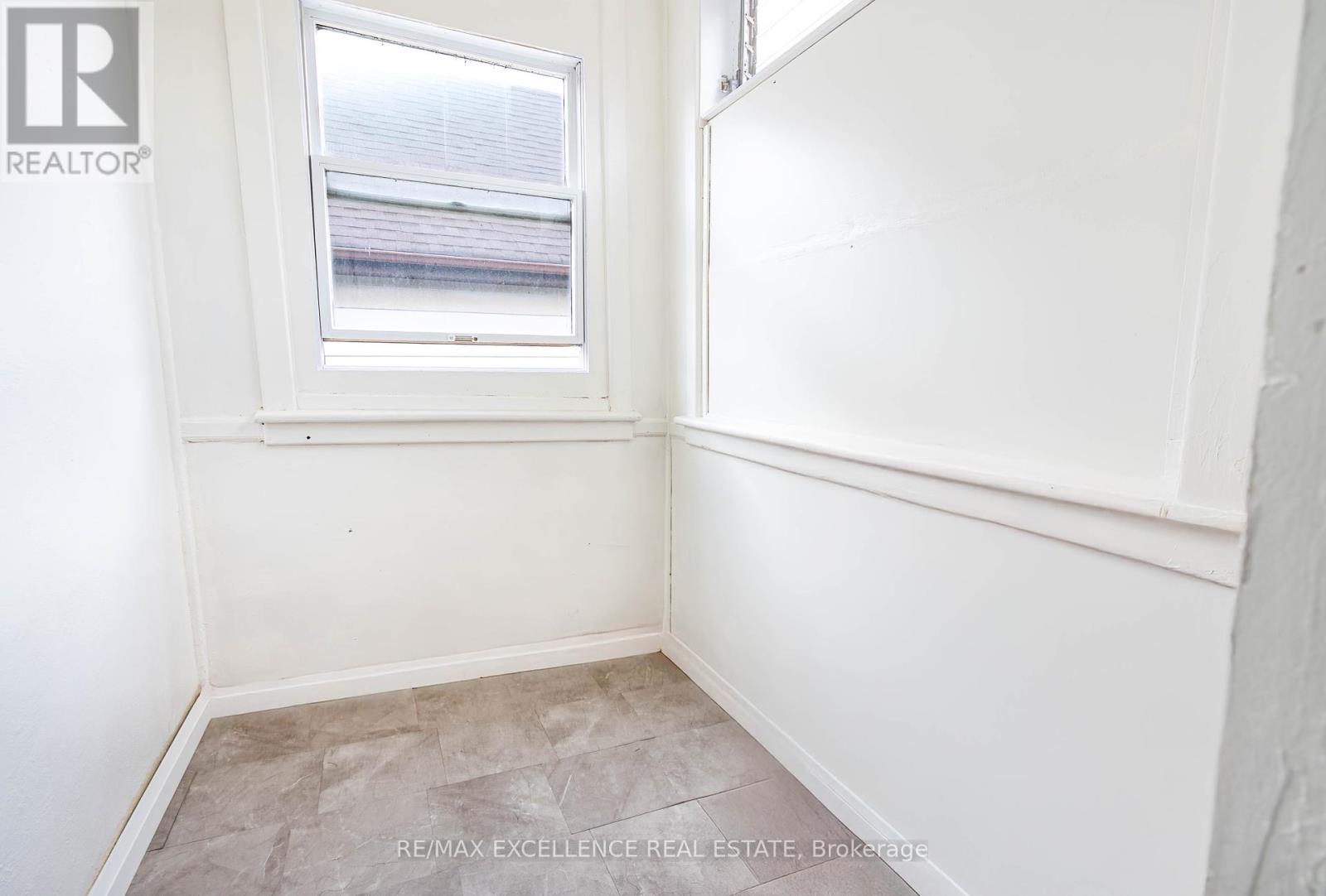 4 Rosemont Avenue, Hamilton, Ontario  L8L 6M4 - Photo 7 - X12128577
