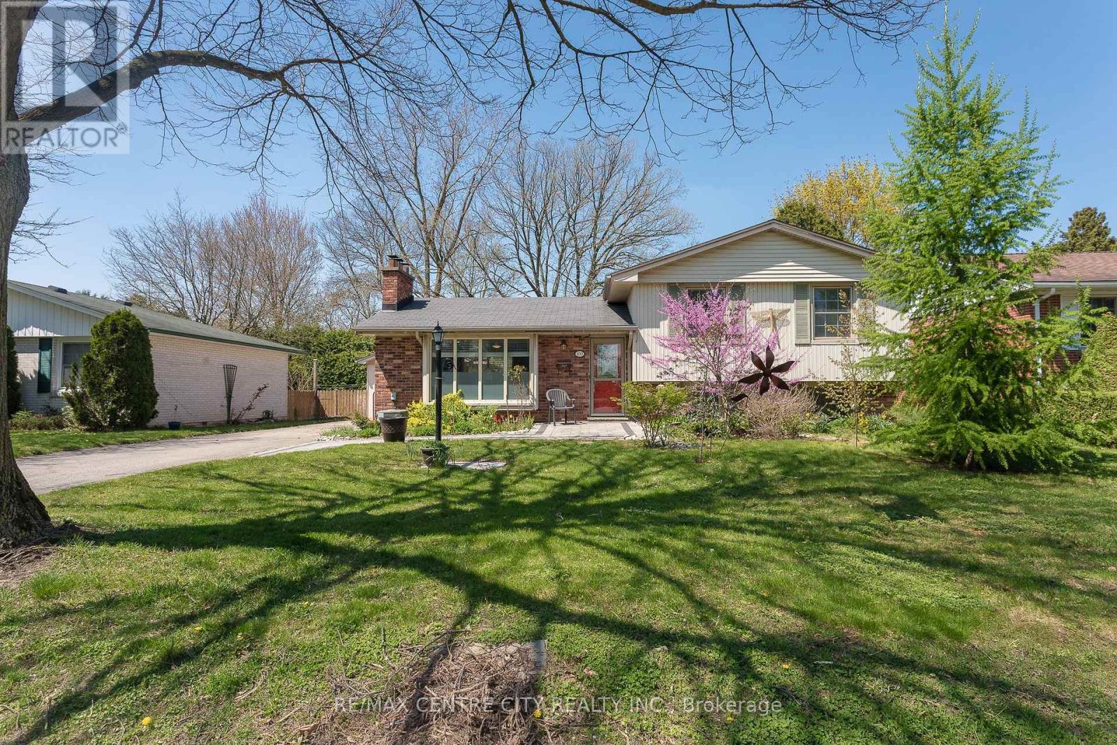 100 Honeysuckle Crescent, London East, Ontario  N5Y 4P4 - Photo 2 - X12128675