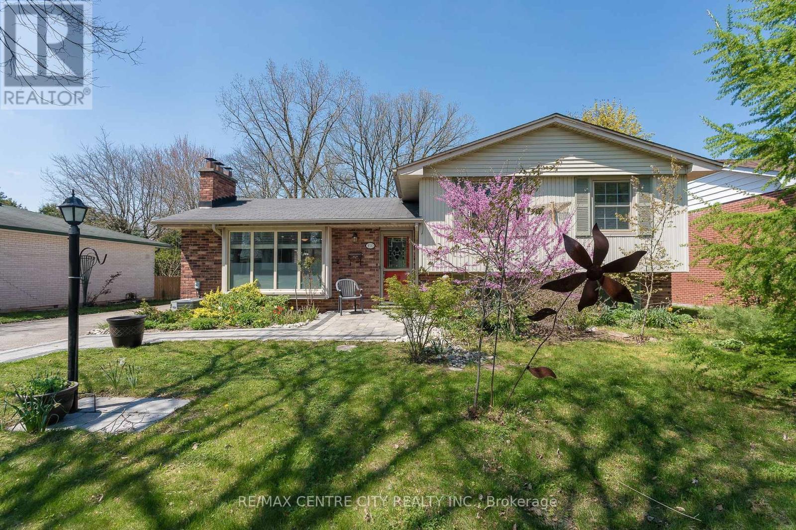 100 Honeysuckle Crescent, London East, Ontario  N5Y 4P4 - Photo 3 - X12128675