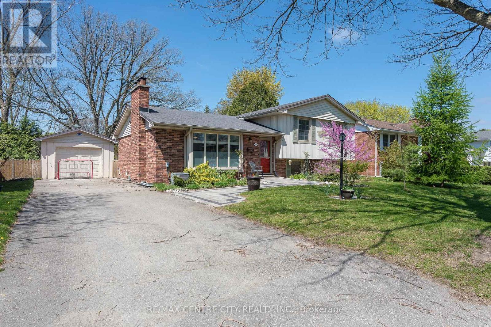 100 Honeysuckle Crescent, London East, Ontario  N5Y 4P4 - Photo 4 - X12128675