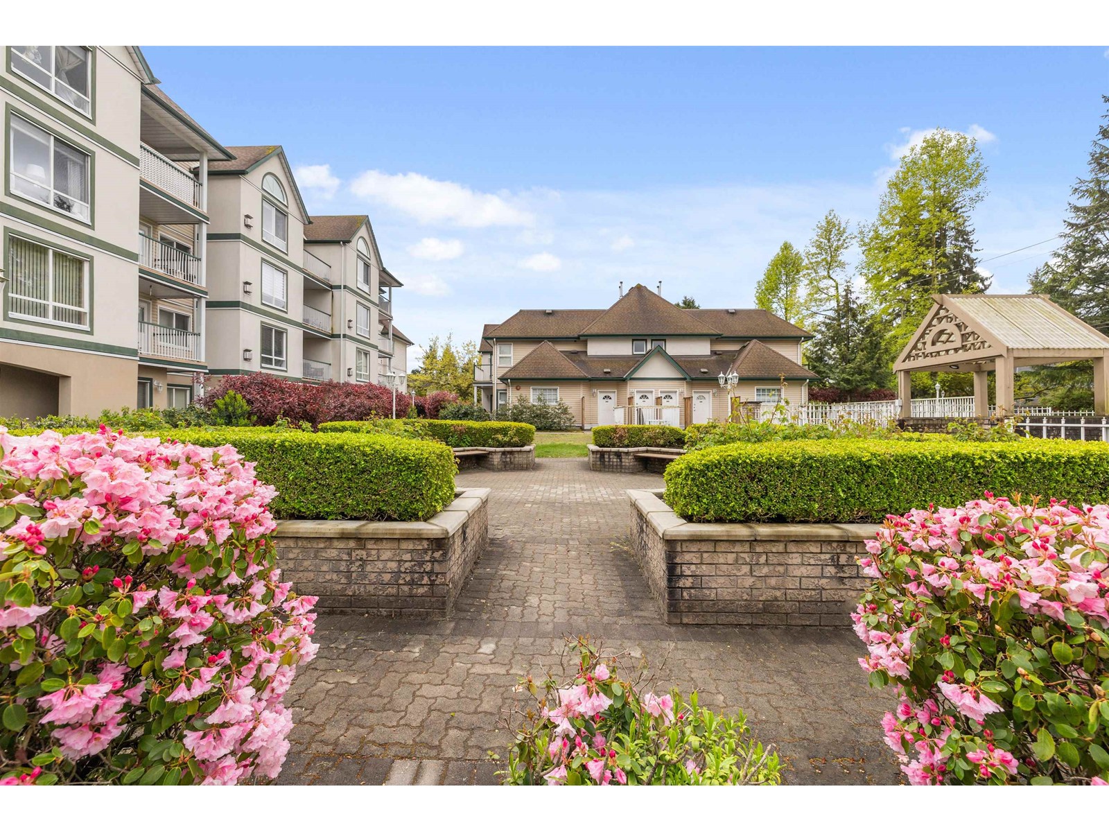 401 10082 132 Street, Surrey, British Columbia  V3T 5V3 - Photo 1 - R2999178