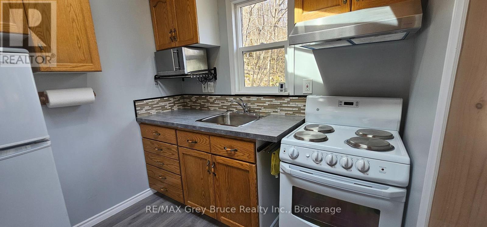 13 4th Avenue, South Bruce Peninsula, Ontario  N0H 2T0 - Photo 6 - X12128644