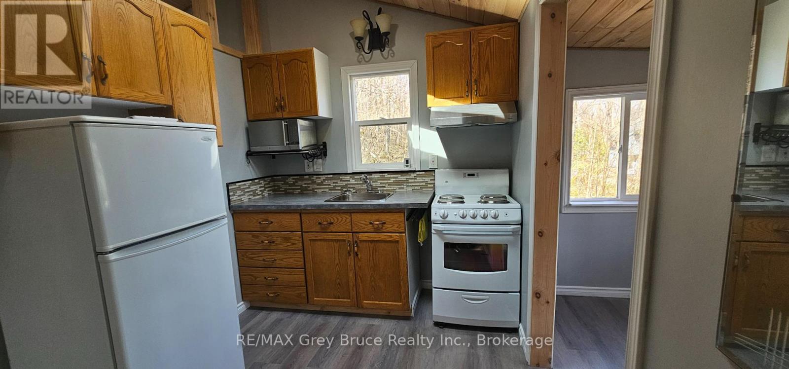 13 4th Avenue, South Bruce Peninsula, Ontario  N0H 2T0 - Photo 7 - X12128644