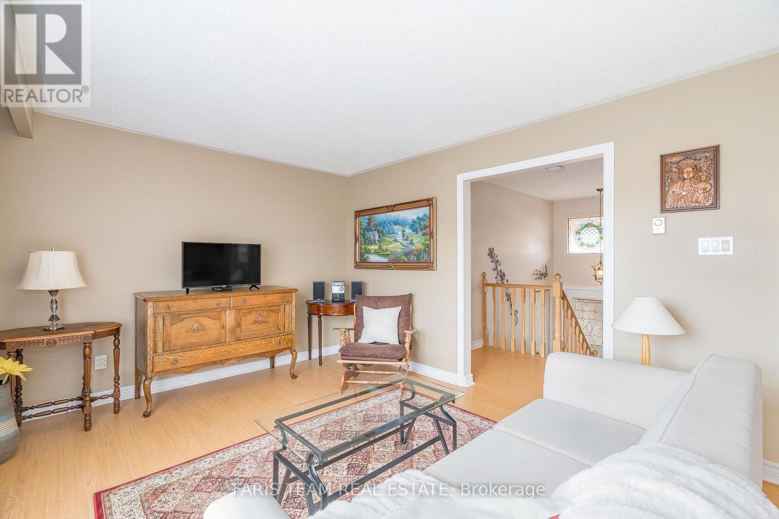 37 Varden Avenue, Barrie, Ontario  L4M 4P2 - Photo 7 - S12105252