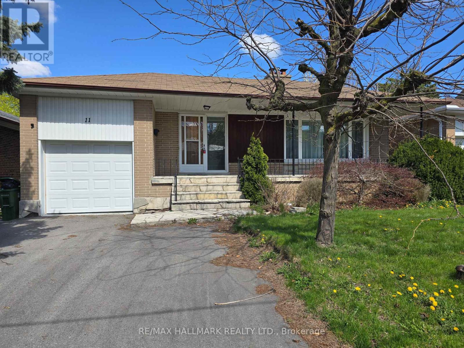 11 BOWERBANK DRIVE, toronto (newtonbrook east), Ontario