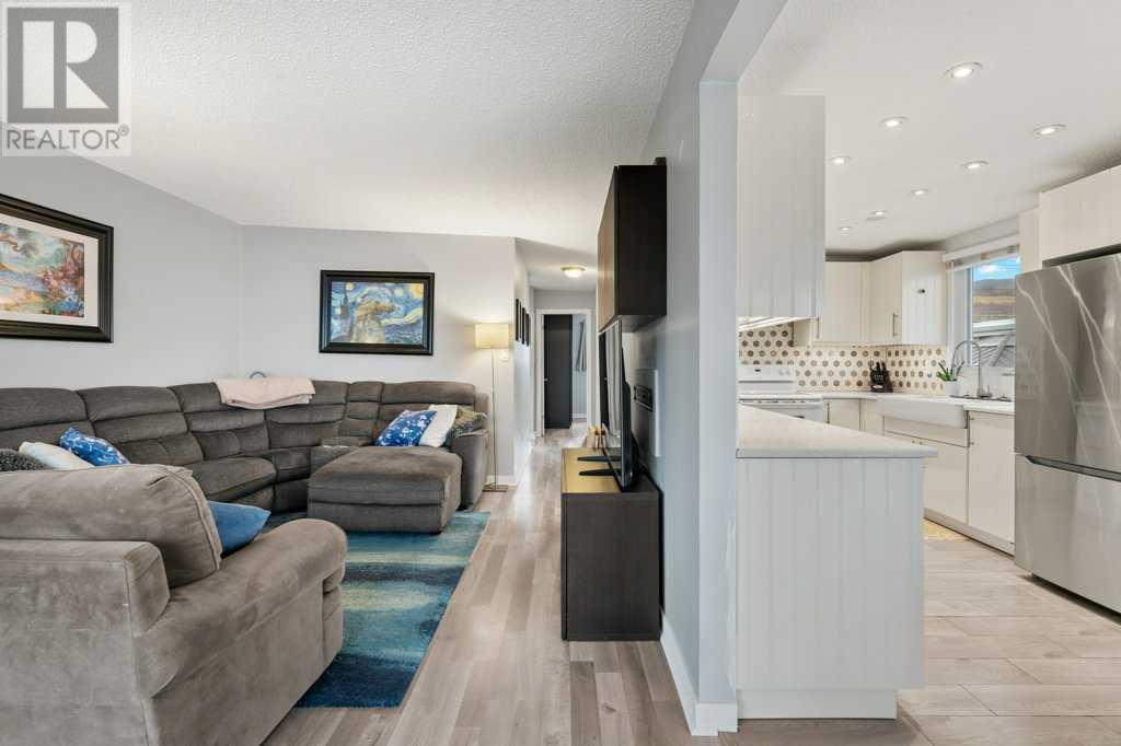 6703 Huntsbay Road Nw, Calgary, Alberta  T2K 4R2 - Photo 2 - A2208680