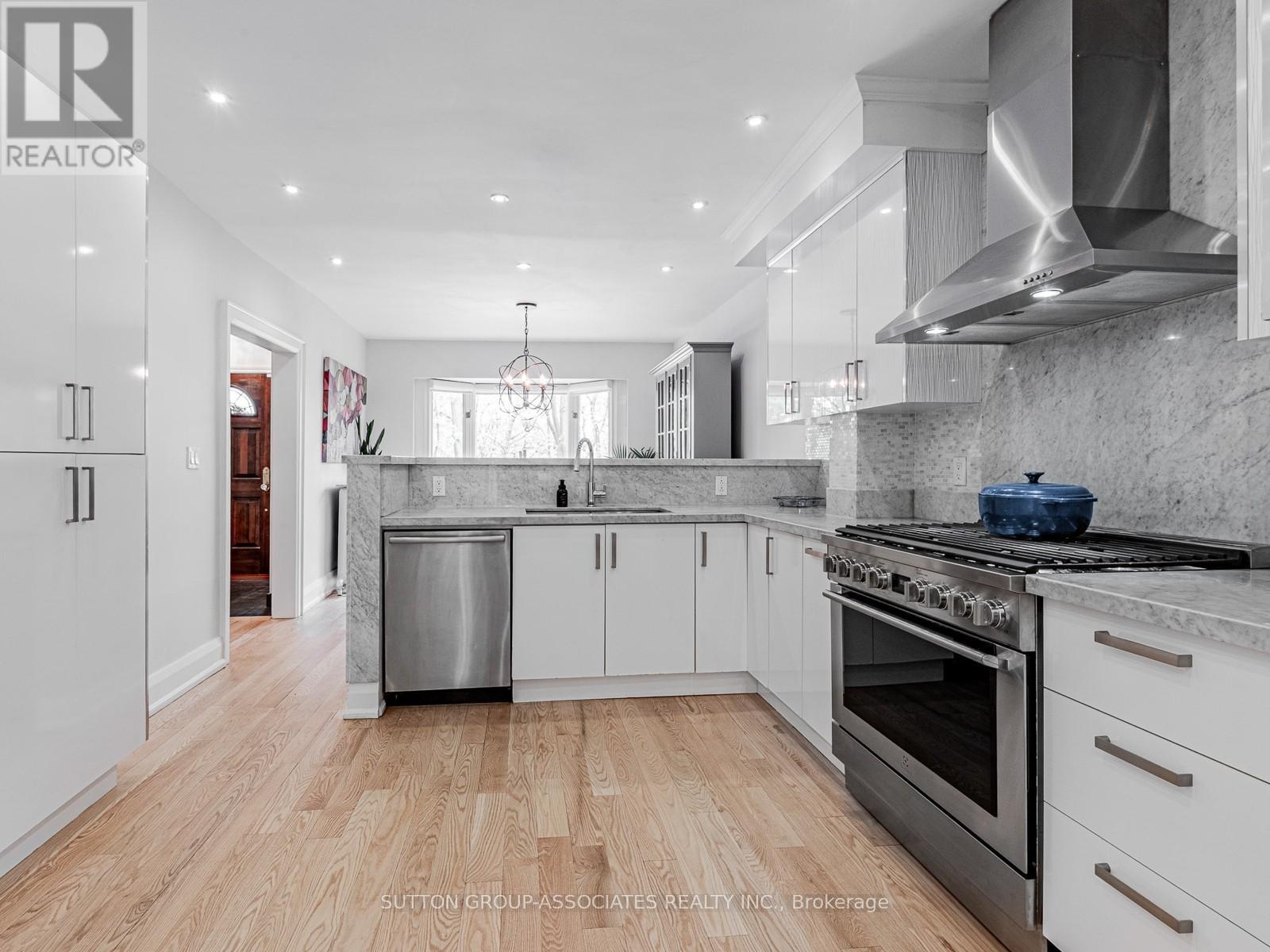 20 Glengrove Avenue E, Toronto (Lawrence Park South), Ontario  M4N 1E7 - Photo 6 - C12128667