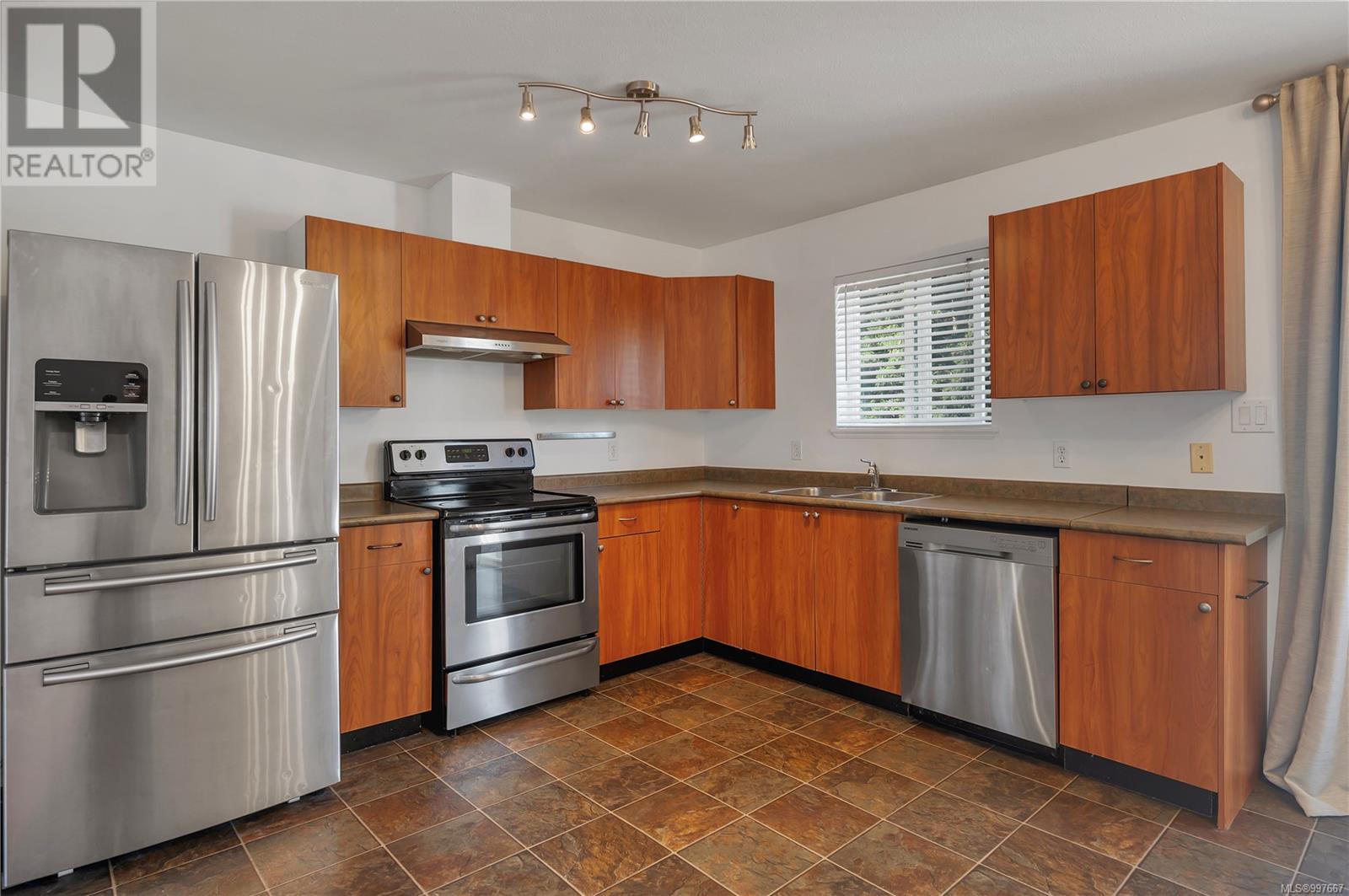 Property at 560 6th Ave image 4