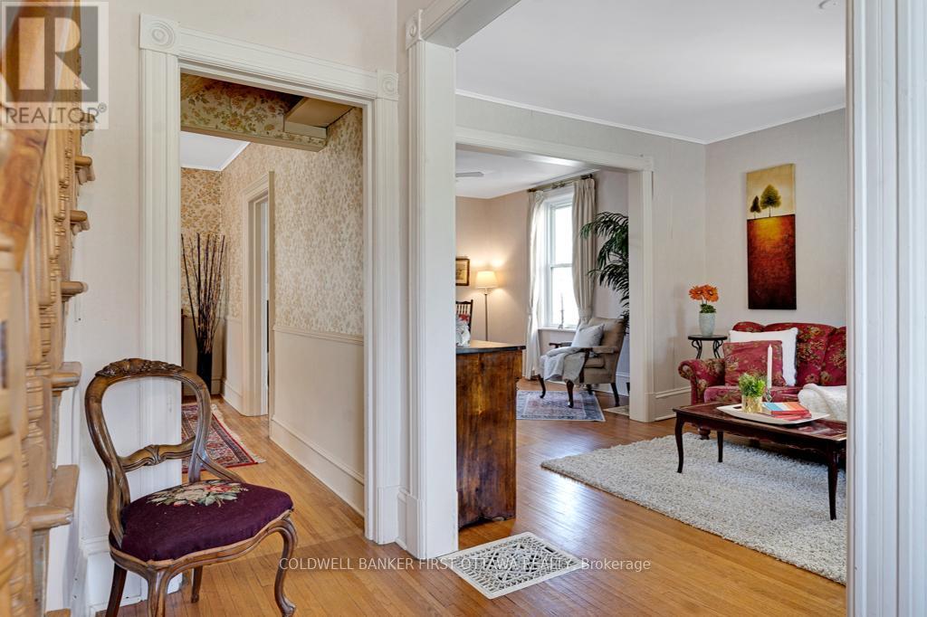 Property at 32 DRUMMOND STREET E image 5