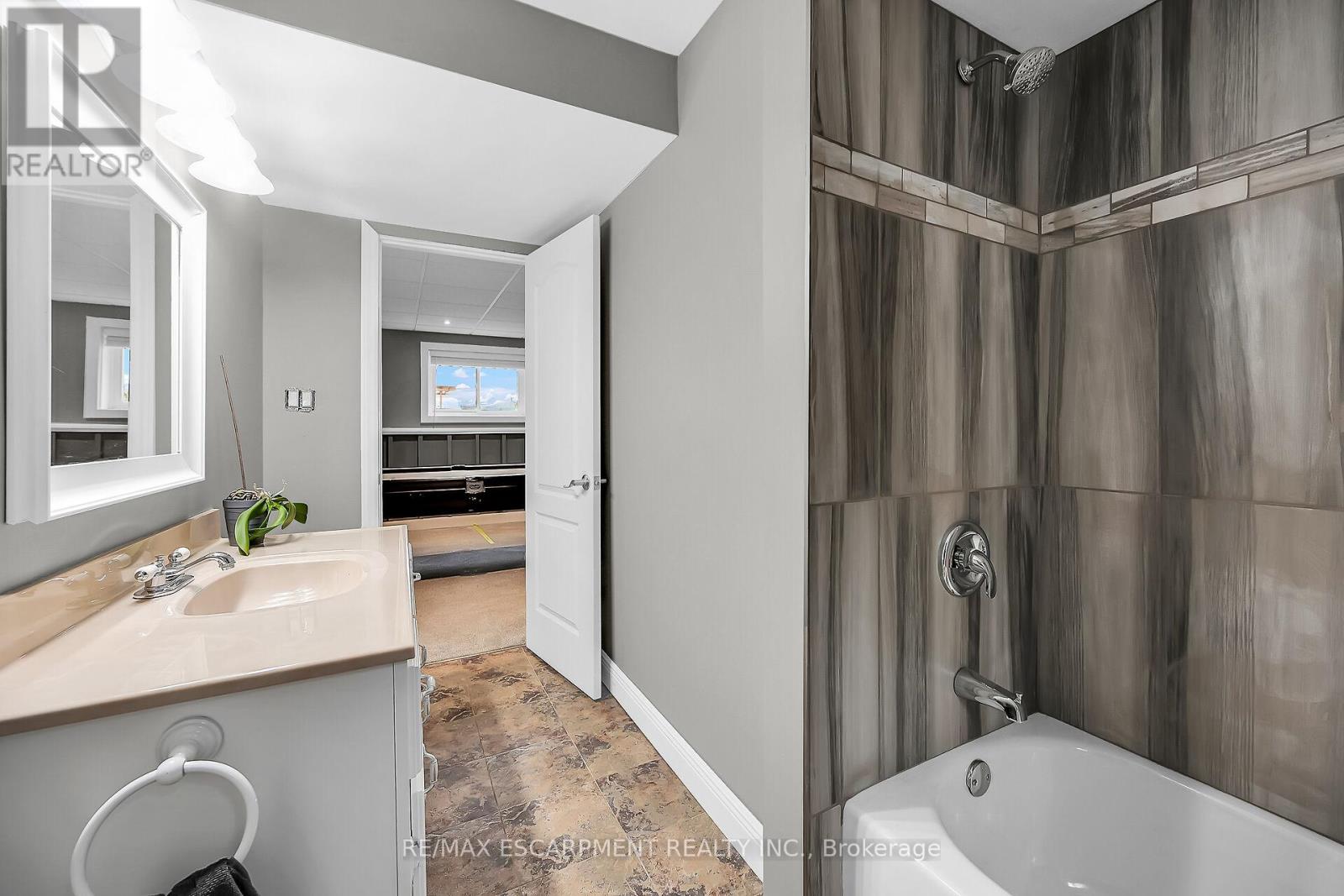 136 Secord Street, Haldimand, Ontario  N1A 2W8 - Photo 38 - X12128678