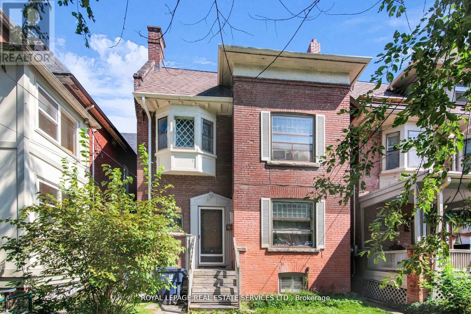 <div class="slider-price">$2,498,900</div><p>577 Huron Street, Toronto, Ontario</p>
