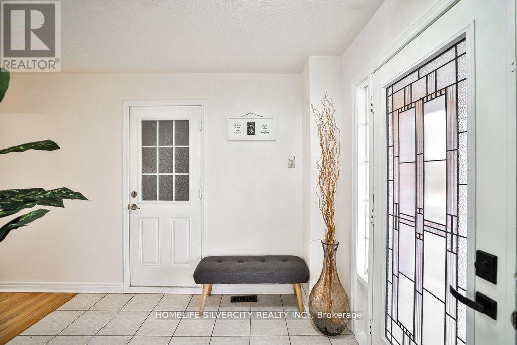 55 Samantha Crescent, Brampton, Ontario  L6Z 0A6 - Photo 3 - W12128803