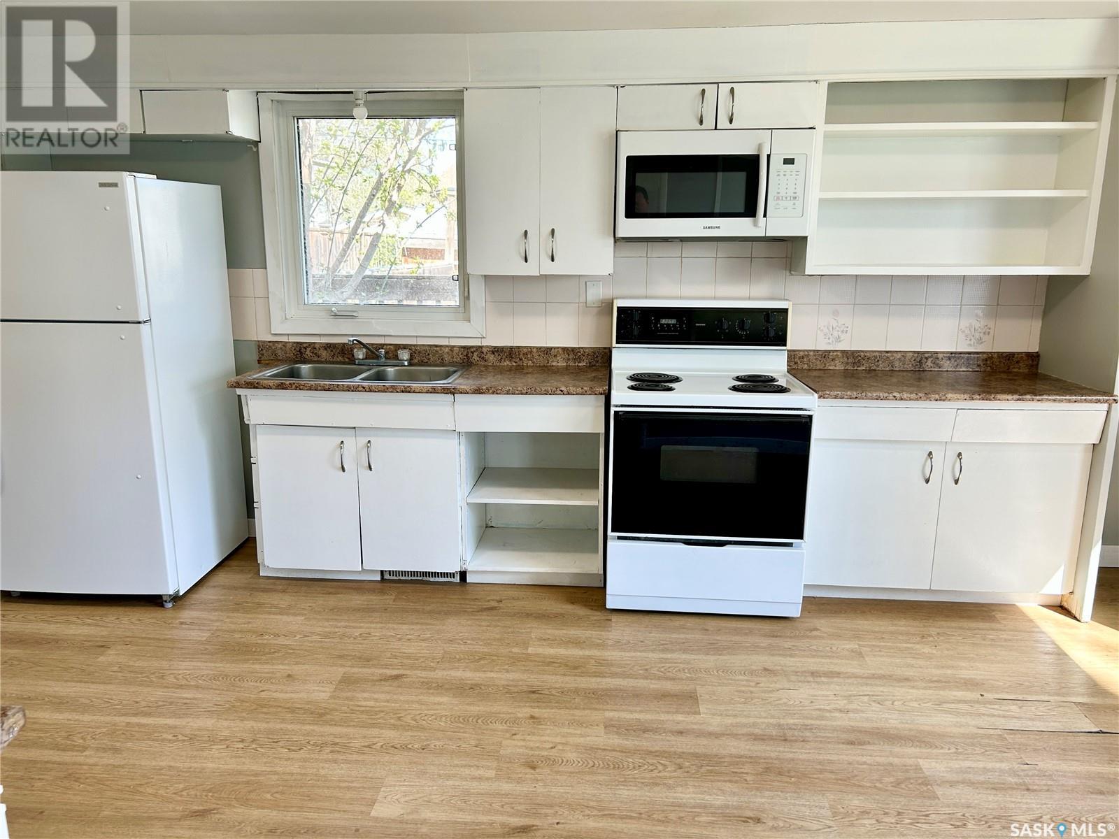 Property at 226 J AVENUE N image 3