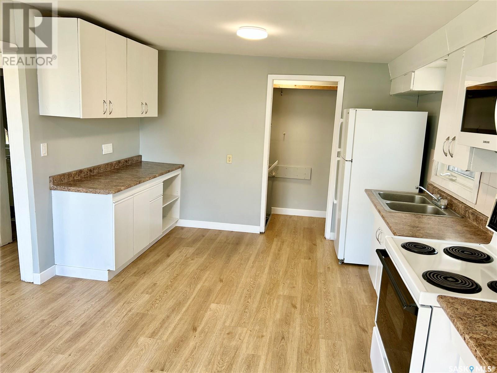 Property at 226 J AVENUE N image 5