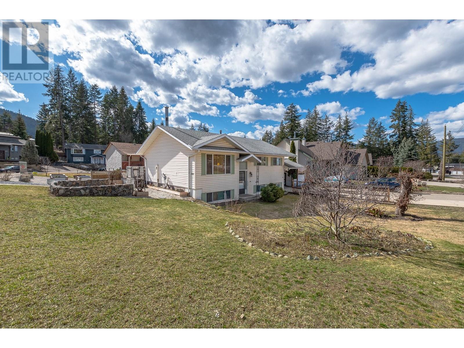 801 26 Street Se, Salmon Arm, British Columbia  V1E 2H6 - Photo 1 - 10346676