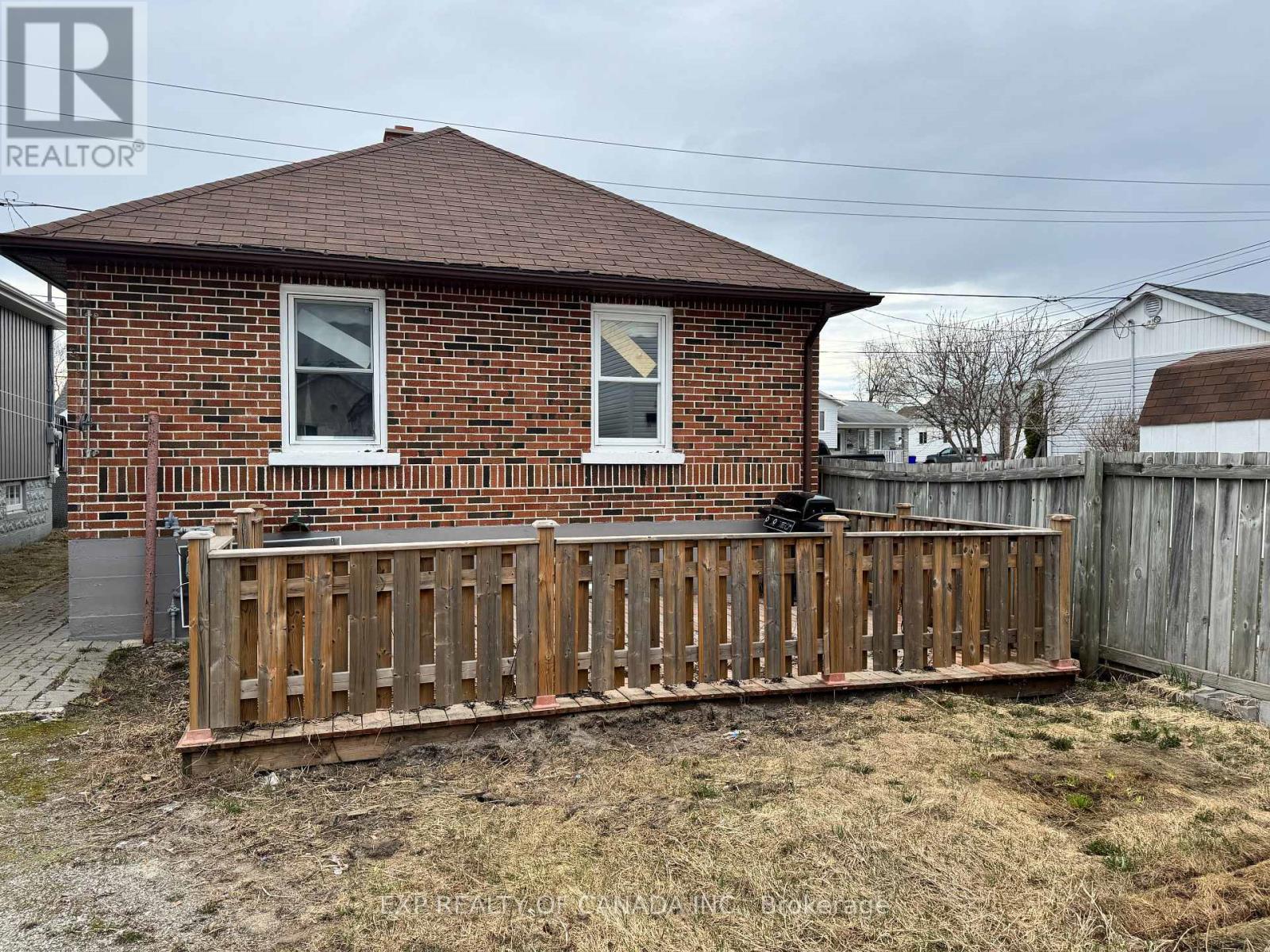 Property at 410 MAPLE STREET S image 3