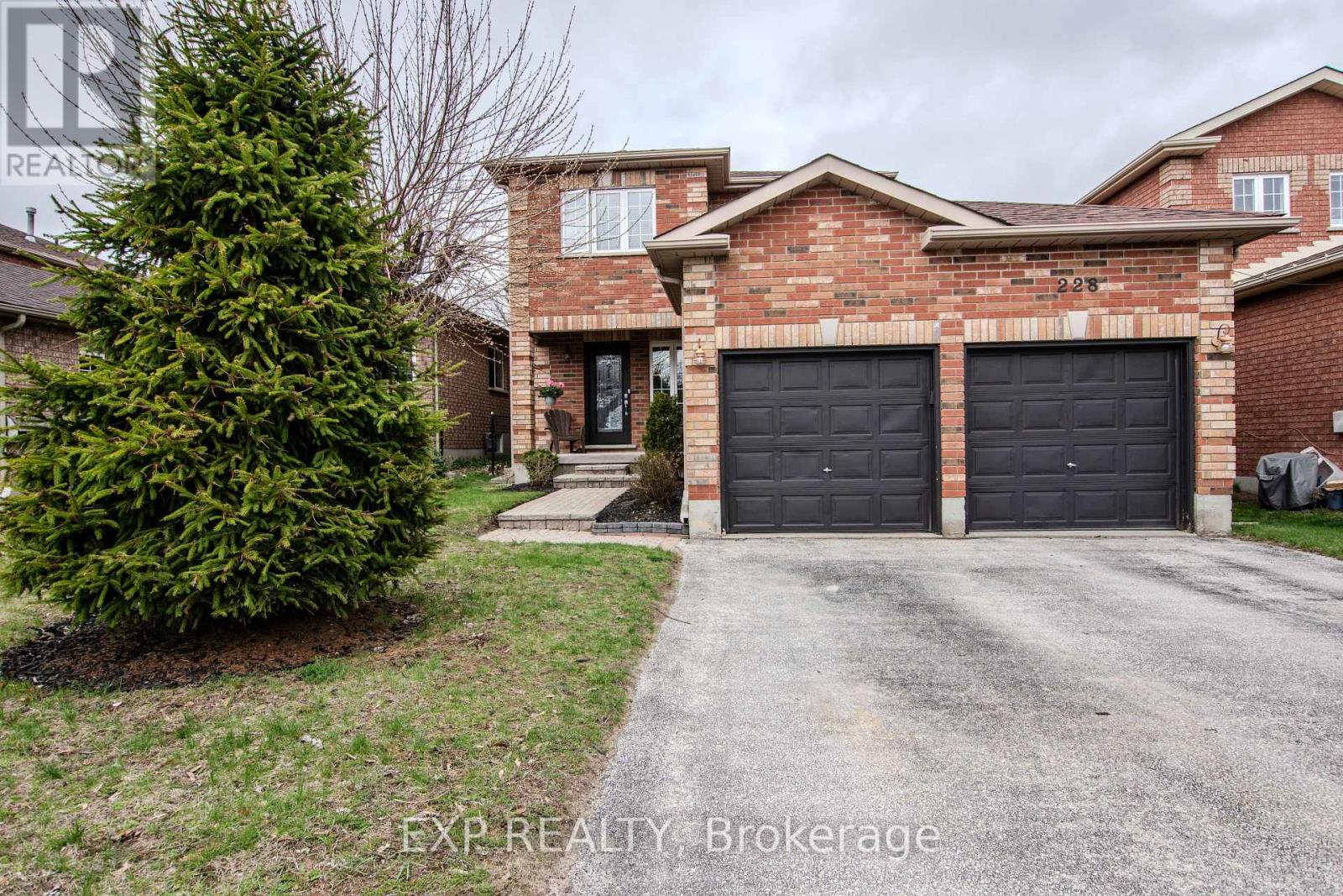 228 Mapleton Avenue S, Barrie, Ontario  L4N 8T3 - Photo 2 - S12128910