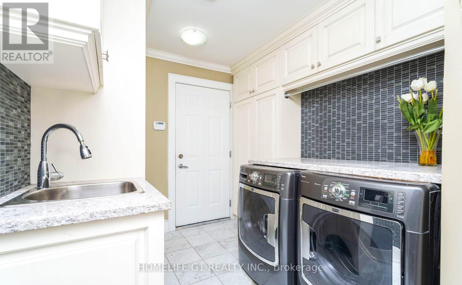 2489 Olinda Court, Mississauga, Ontario  L5C 4P5 - Photo 25 - W12128905