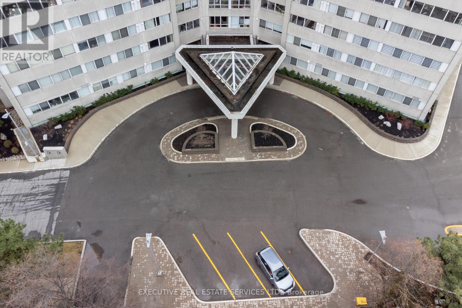 508 - 3700 Kaneff Crescent, Mississauga, Ontario  L5A 4B8 - Photo 2 - W12128955