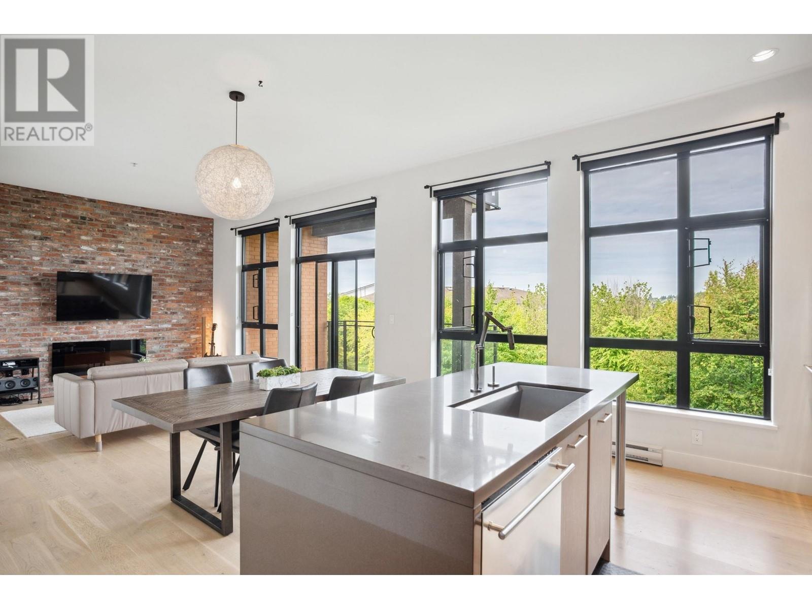 302 220 SALTER STREET, New Westminster, British Columbia